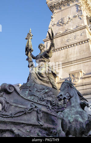 Detail der Sockel des Denkmals für die Infante D.Henrique in Porto, Teil zwei allegorische Sets: ein Sieg führende zwei rösser und zwei tr Stockfoto