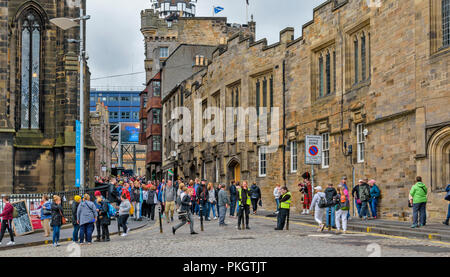 EDINBURGH SCHOTTLAND TOURISTEN AUF DER STRASSE CASTLE HILL Royal Mile in der Nähe der Burg Stockfoto