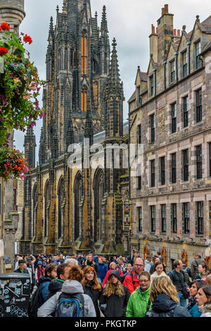 EDINBURGH SCHOTTLAND TOURISTEN AUF DER STRASSE CASTLE HILL ROYAL MILE LAUFEN SIE IN RICHTUNG DER BURG Stockfoto