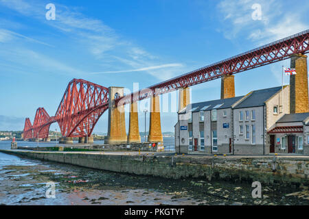 Die EISENBAHNBRÜCKE ÜBER DEN FIRTH MIT RNLI GEBÄUDE Stockfoto