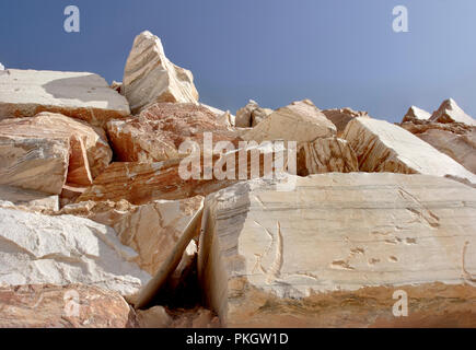 Stapel von Rohstoffen Marmor Blöcke aus einem Steinbruch in Estremoz, Alentejo, Portugal Stockfoto