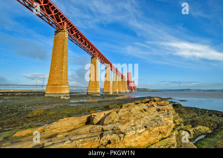 FORTH EISENBAHNBRÜCKE in Schottland über den Firth bei Ebbe mit Strand und Felsen Stockfoto