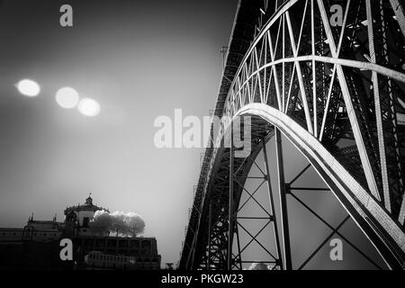 Altes Eisen Don Luis Brücke über den Fluss Douro, Porto, Portugal. Analog infrarot Filter und einige digitale Filter einschließlich Lärm verwendet. Stockfoto