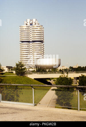 BMW-Zentrale und Museum in München, Bayern, Deutschland. Original Archiv Bild in 1979 auf 35-mm-Film. Stockfoto