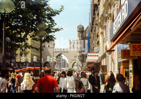 Das karlstor, Neuhauser Straße, München, Bayern, Deutschland. Original Archiv Bild in der Mitte der 1970er Jahre auf 35-mm-Film aufgenommen. Stockfoto