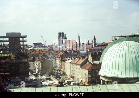 München Skyline vom Dach des Deutschen Museums im Jahr 1979 gesehen. Die Baustelle auf der linken Seite ist das der neuen Europäischen Patentamt (EPA) auf der Kohlstraße. Original Archiv Bild in 1979. Stockfoto