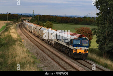 Mendip Rail Diesel Lokomotive Nr. 59004 Durchläufe Berkley in der Nähe von Westbury in Somerset mit einem leeren Stein zug Rückkehr von Ailton zu Whatley Steinbruch. Stockfoto