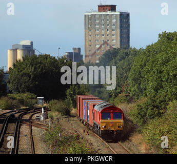 DB Cargo diesellok Nr. 66027 Durchläufe Bootle Kreuzung in Merseyside mit einem Güterzug von Liverpool nach Glasgow Stockfoto