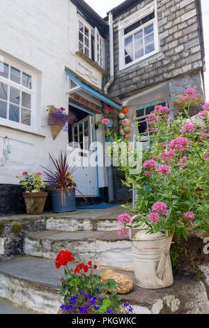 Polperro Smugglers Cottage, ein malerisches Anwesen am Meer in der malerischen Stadt Cornwall, England, Großbritannien Stockfoto