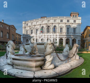 Brunnen auf dem alten Platz mit Hintergrund der Carrara bergamo Bibliothek Stockfoto