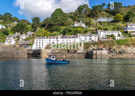 Menschen auf einem blauen sightseeing Sportboot in Polperro Harbour, South Cornwall, England, Großbritannien Stockfoto