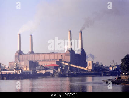 Original Archiv Bild von Battersea Power Station in London. Voll funktionsfähig in Betrieb, auf 35mm-Film im November 1971 getroffen. Stockfoto