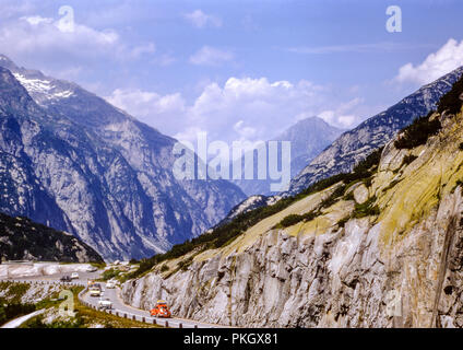 Kurvenreiche Autobahn durch die Schweizer Alpen - Originalbild aus dem Archiv aus dem Jahr 1974. Stockfoto
