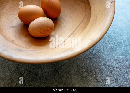 Hölzerne Schüssel von Eiern Stockfoto