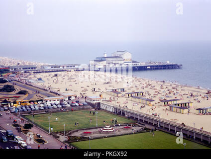 Anzeigen von Britannia Pier und Goldenen Meile von Atlantis Resort Tower am Great Yarmouth, Norfolk im September 1971 - Original Archivierung Bild Stockfoto