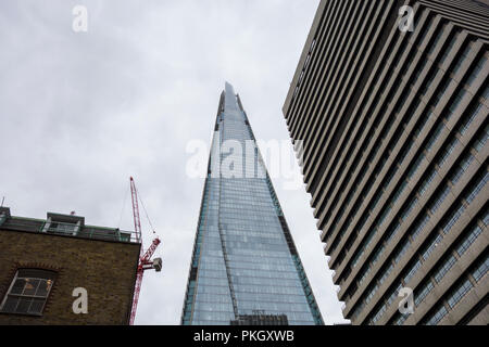 Der Shard Wolkenkratzer neben Krankenhaus von Guy, großen Labyrinth Teich, London, SE1, UK Stockfoto