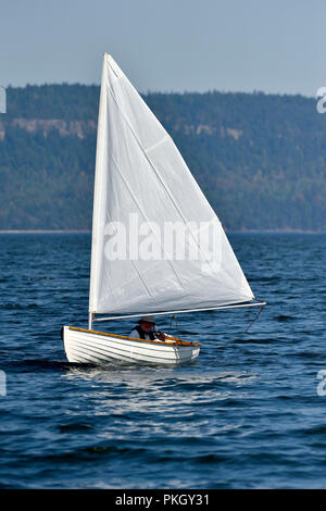 Ein kleines Segelboot Segeln auf dem Wasser in die Meerenge von Georgia in der Nähe von Vancouver Island, British Columbia Kanada Stockfoto