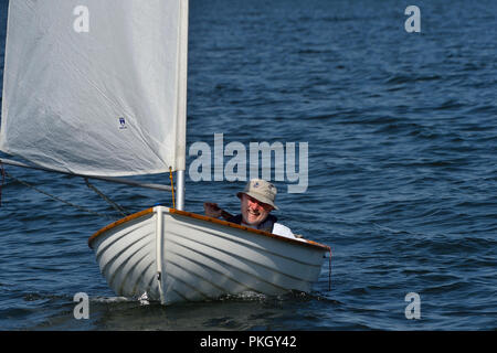 Ein kleines Segelboot Segeln auf dem Wasser in die Meerenge von Georgia in der Nähe von Vancouver Island, British Columbia Kanada Stockfoto