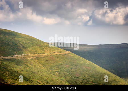 Blick von Silber (Srebrna glava) Gipfel am serbischen und bulgarischen Grenze auf einem Berg Straße in Bulgarien Stockfoto