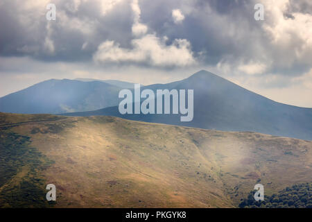 Blick von Silber (Srebrna glava) Gipfel am serbischen und bulgarischen Grenze auf Kom-Hügel in Bulgarien Stockfoto