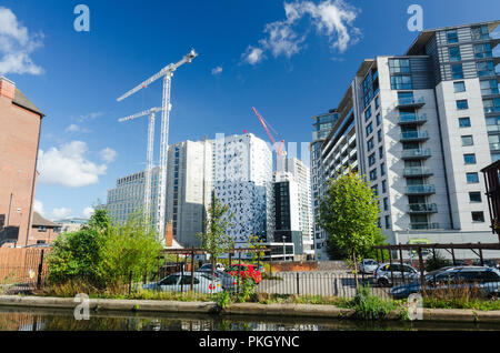 Birmingham skyline gesehen aus dem Kanal durch die Mailbox mit grösseren Bauvorhaben statt Stockfoto
