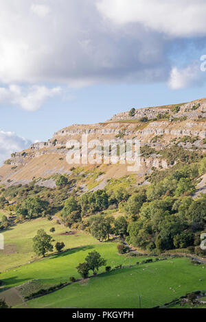 Die Kalkfelsen der Eglwyseg Escarpment über dem Tal von Llangollen, Wales, Großbritannien Stockfoto