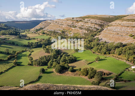 Die Kalkfelsen der Eglwyseg Escarpment über dem Tal von Llangollen, Wales, Großbritannien Stockfoto