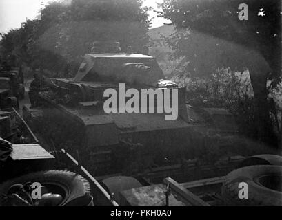 Wehrmacht Heer Panzerkampfwagen IV PzKpfw IV Panzer IV Ausf. D mit panzertransporter - deutscher Panzer IV mit Tank Transporter Stockfoto