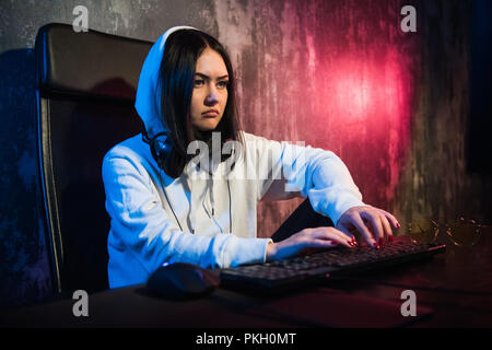 Frau Hacker das Tragen einer Motorhaube vor Bildschirm Stockfoto