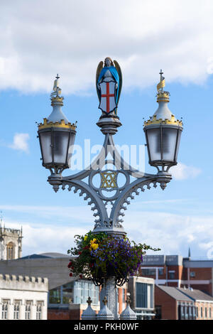 Dekorative gusseiserne Lampenstütze auf der Lendal Bridge, York, North Yorkshire, England, UK. Stockfoto