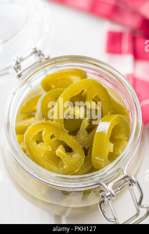 Scheiben der erhaltenen jalapeno Pfeffer in der jar. Stockfoto