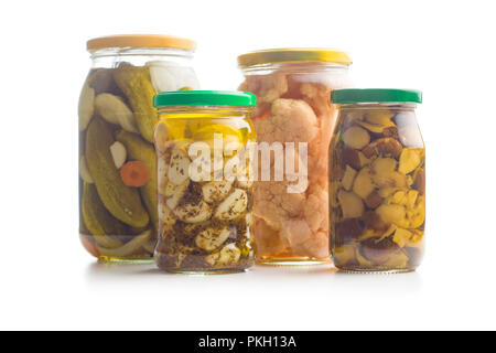 Eingelegtes Gemüse im Glas. Pilze, Blumenkohl, Gurken und Knoblauch auf weißem Hintergrund. Stockfoto