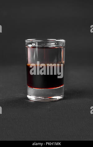 Mehrfarbig geschichtete Cocktail, ein Glas mit einem transparenten und farbigen Getränk, mit Geschmack von Beeren, Kirschen, Erdbeeren, grapfruit, Cola, Kaffee, ein Stockfoto