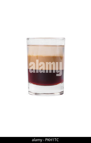 Mehrfarbig geschichtete Cocktail, Glas mit transparenten und farbigen Drink mit dem Geschmack von Kaffee, Creme, Beeren, Kirschen, alkoholische, Seitenansicht Isola Stockfoto