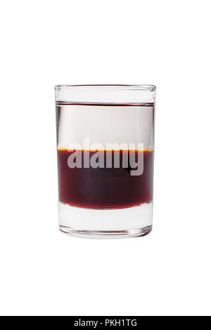 Mehrfarbig geschichtete Cocktail, Glas mit transparenten und farbigen Getränke, alkoholische, Seitenansicht isoliert weißer Hintergrund Stockfoto