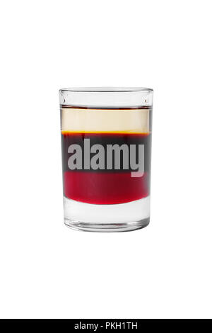 Mehrfarbig geschichtete Cocktail, Glas mit transparenten und farbigen Getränk, mit dem Geschmack von Kaffee, Beeren, Kirschen, Zitronen, alkoholische, Seitenansicht isol Stockfoto