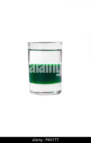 Mehrfarbig geschichtete Cocktail, Glas mit transparenten und farbigen Drink mit Minzgeschmack, Absinth, alkoholische, Seitenansicht isoliert weißer Hintergrund Stockfoto