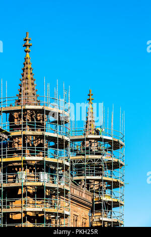 25.August 2018 Edinburgh UK: Renovierungsarbeiten im Gange für die Fassade des achteckigen crocketed Türme von Scottish National Portrait Gallery. Stockfoto