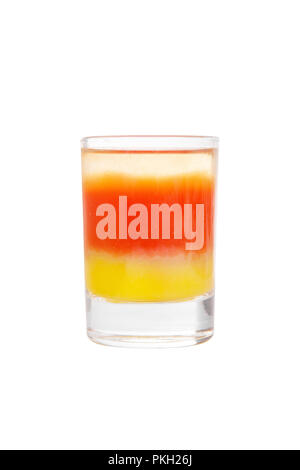 Mehrfarbig geschichtete Cocktail, Glas mit transparenten und farbigen Getränk, mit dem Geschmack der Tomate, Zitrone, alkoholische, Seitenansicht isoliert weißer backgrou Stockfoto