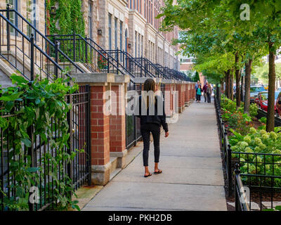 Stadtwohnungen auf Superior Street. River North, Chicago, Illinois. Stockfoto