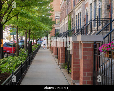 Stadtwohnungen auf Superior Street. River North, Chicago, Illinois. Stockfoto