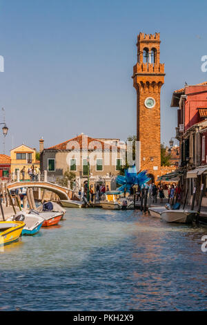 Kanal Rio del Vetrai in Murano, Venedig, Italien, mit der St. Stefano Kirchturm im Hintergrund. Stockfoto