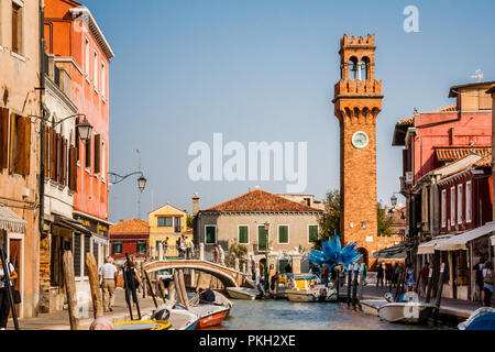 Kanal Rio del Vetrai in Murano, Venedig, Italien, mit der St. Stefano Kirchturm im Hintergrund. Stockfoto