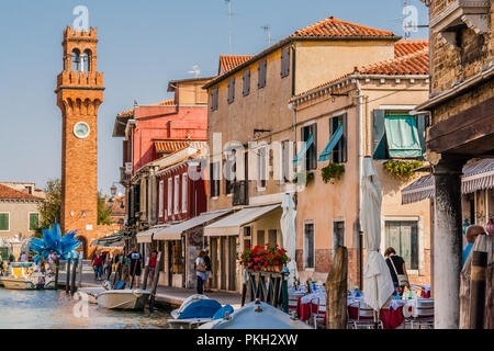 Kanal Rio del Vetrai in Murano, Venedig, Italien, mit der St. Stefano Kirchturm im Hintergrund. Stockfoto