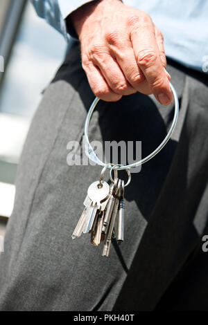 Eine Hand mit Ring mit Tasten. Stockfoto