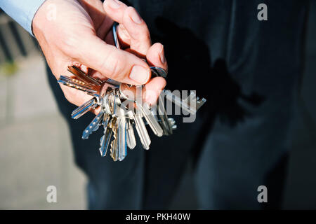 Eine Hand mit Ring mit vielen Tasten. Stockfoto