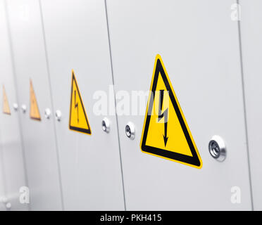 Eine Reihe von Schließfächern mit Warnzeichen Hochspannung. Stockfoto
