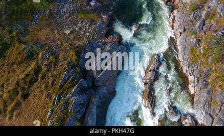 Blick von oben auf die schönen Berg River, Norwegen Stockfoto