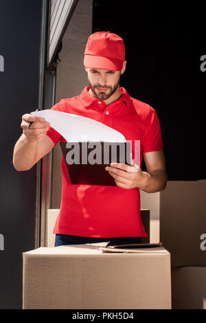 Porträt der Mann in Uniform Prüfung Notizen in Notepad Stockfoto