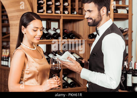 Wein Steward, die Flasche luxus Wein, junge Frau von Wein Stockfoto